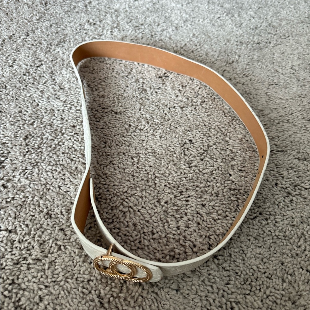 Elegant White Belt with Gold Buckle - Picture 3 of 3